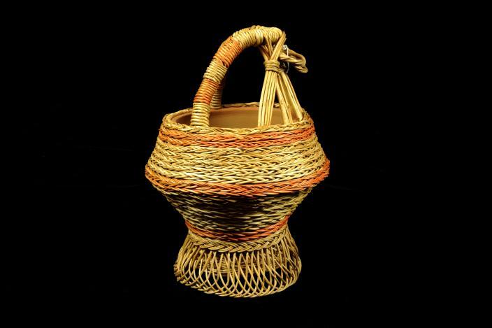 Side view of the basket.